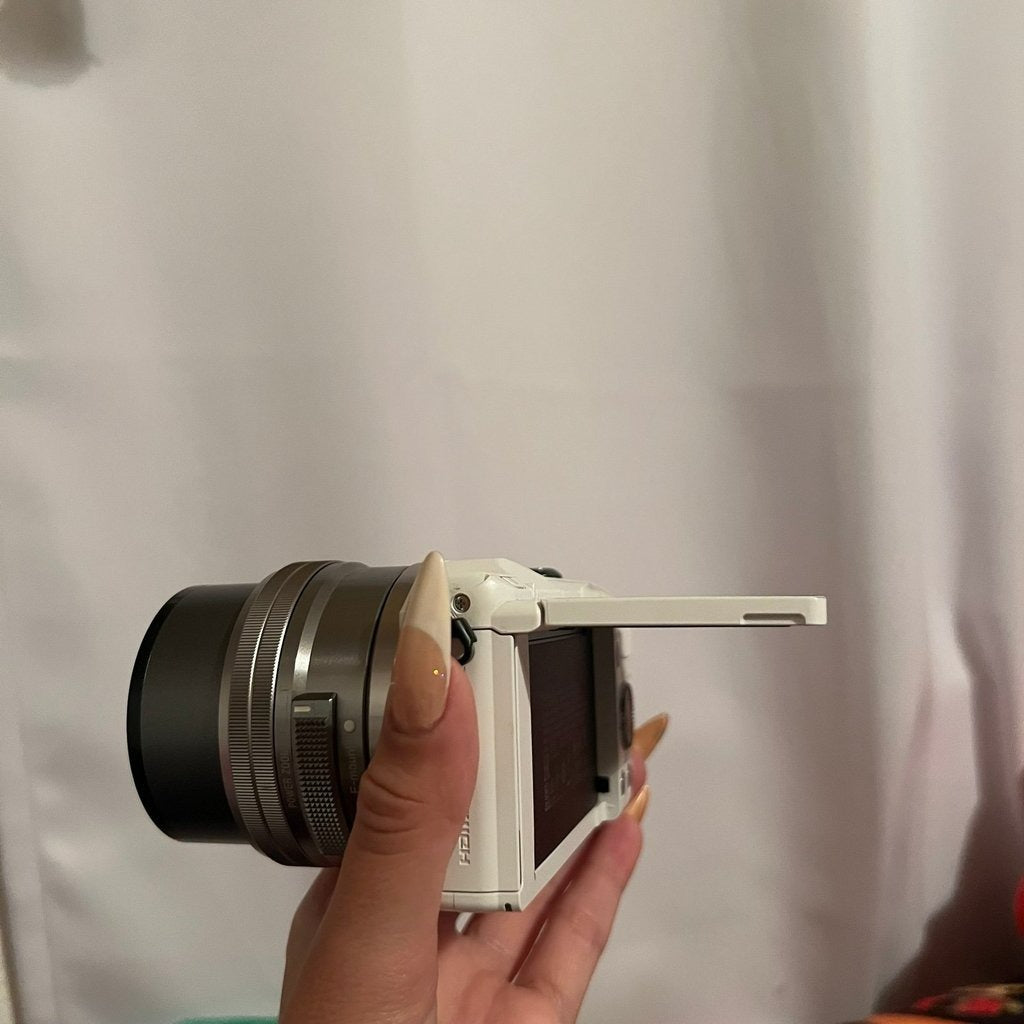 Used πβΛπ Sony Alpha a5000 Mirrorless Digital Camera (White) with Kit Lens π₯ππ·