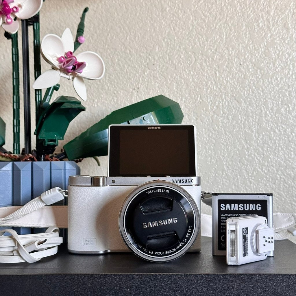 Used ๐ โห๐ Samsung NX3000 Mirrorless Digital Camera (White) with 16-50mm Lens