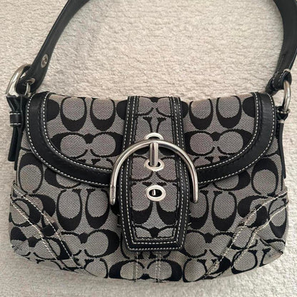 🩷🍒Vintage soho coach purse in light gray and black🩷🍒
