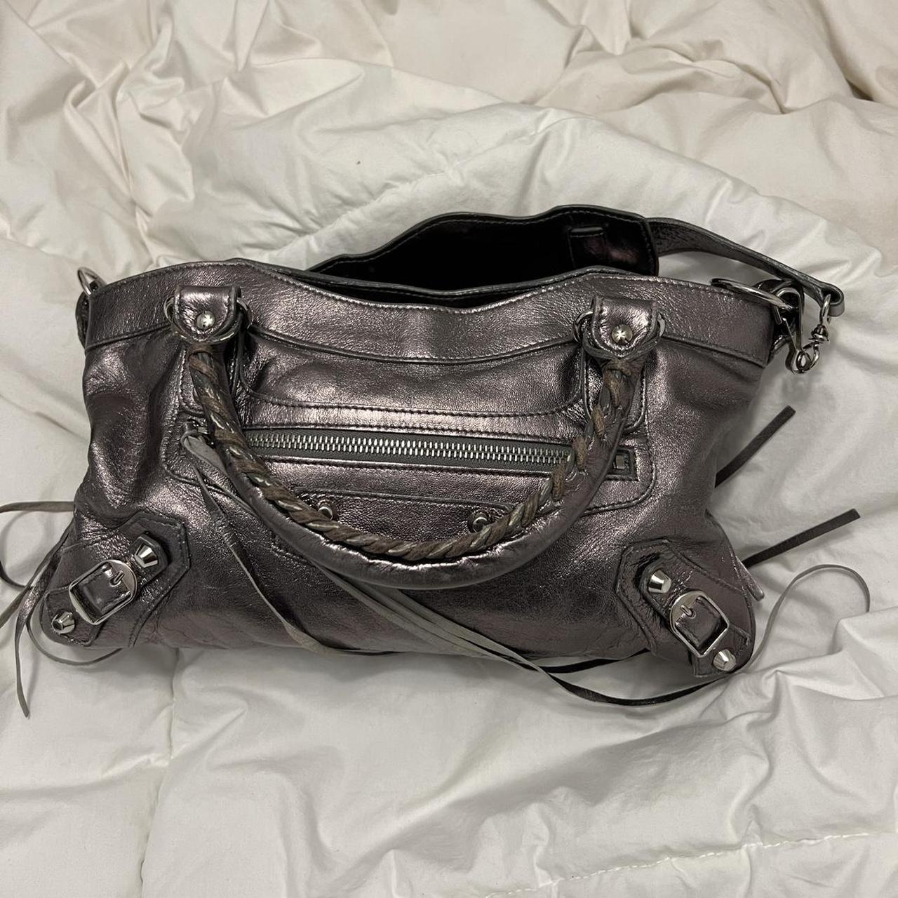🩷🍒Preowned RARE BALENCIAGA METALLIC SILVER CITY BAG🩷🍒