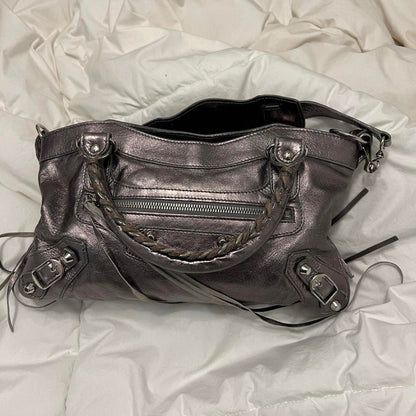 🩷🍒Preowned RARE BALENCIAGA METALLIC SILVER CITY BAG🩷🍒